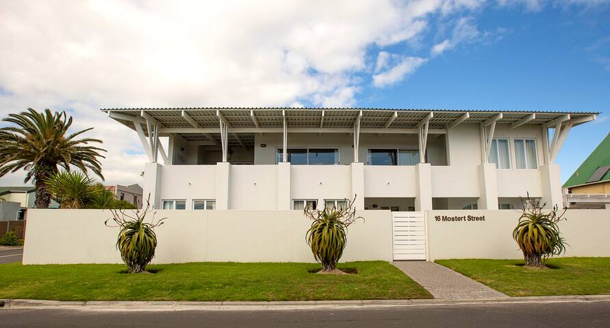 4-bed Beach House Sea Views, 50m Walk to the Beach gallery image 3