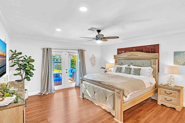 Hlavná spálňa s plne vybavenou kúpeľňou.  Prístup na terasu a bazén s výhľadom na nábrežie. Televízor v izbe a šatník