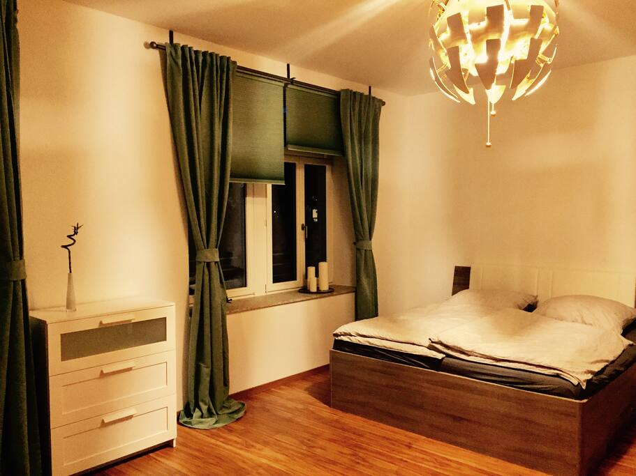 Das Bett bietet mit 1,80 x 2,00 ausreichend Platz.