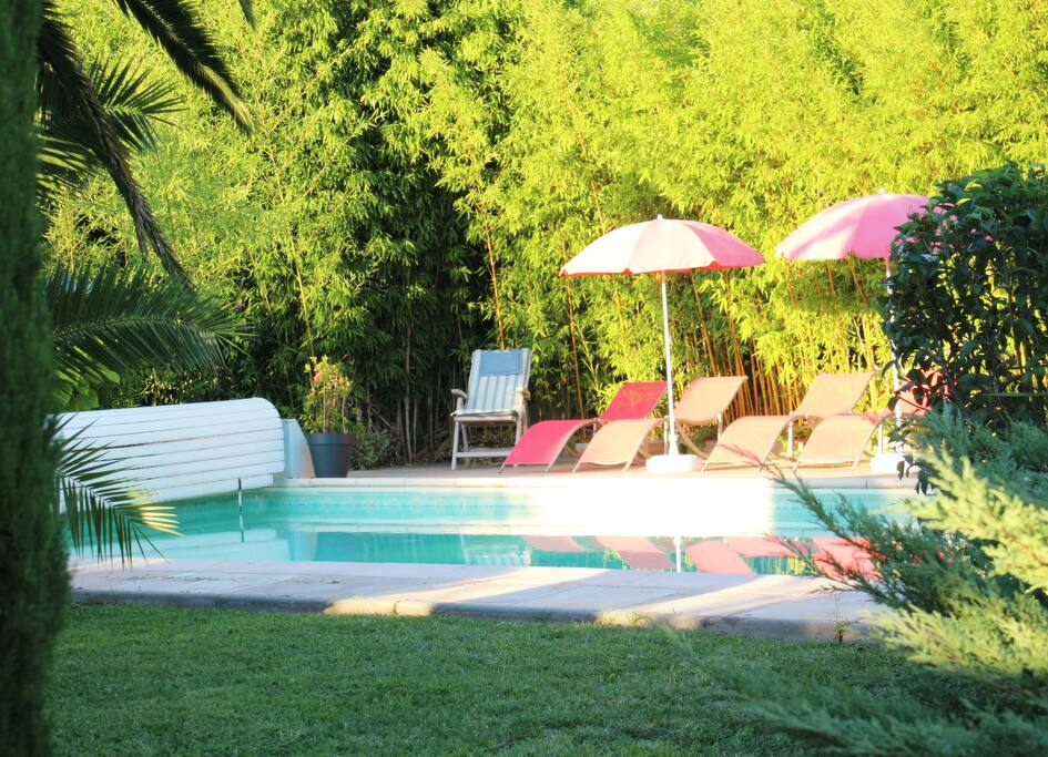 Piscine agréable avec 1.40m de profondeur pour jouer et nager , une grande plage de 1m pour les bébés à 0.30cm de profondeur