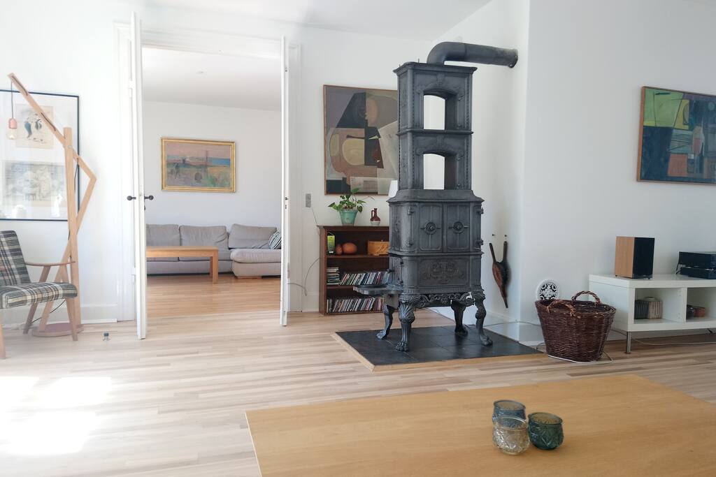 To store stuer en suite, med smart tv og den karakteristiske brændeovn fra slutningen af 1700-tallet