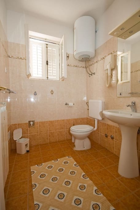 one of the 2 bathrooms