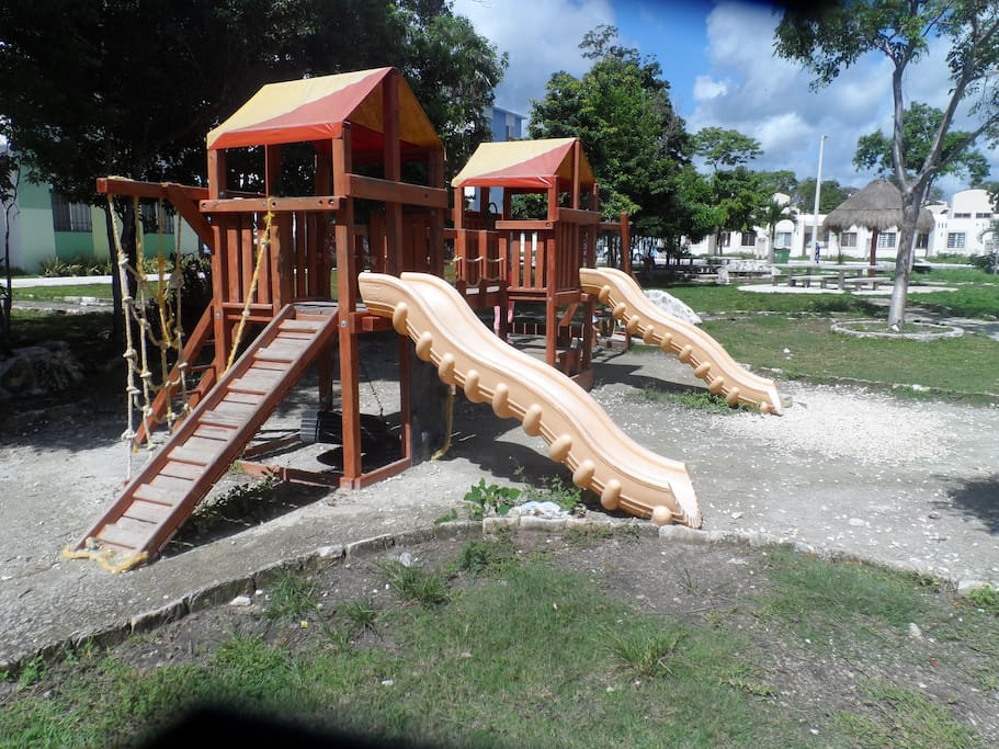 Cuenta con área de juegos para los niños.
