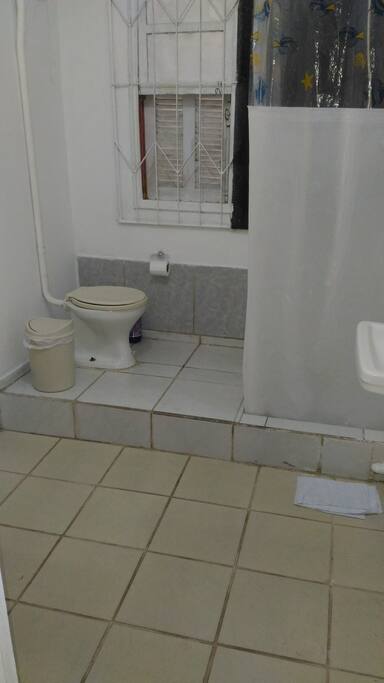 Banheiro amplo, com agua quente, secador de cabelo e acessórios