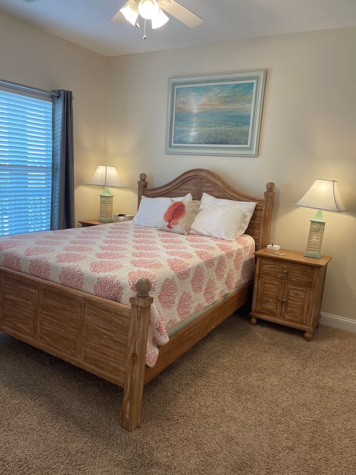 主浴室配有标准双人床和独立卫生间