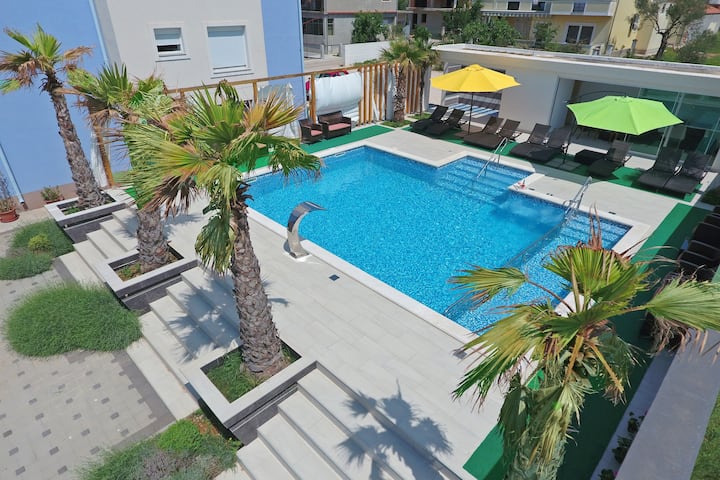 Apartment Da Vinci With 2 Swimming Pools - Sukošan