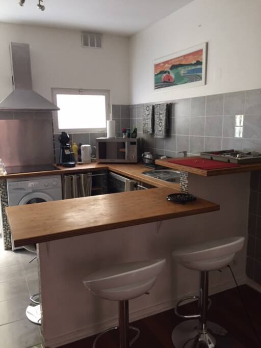 Cuisine américaine avec table et 4 chaises bar + lave linge + lave vaisselle