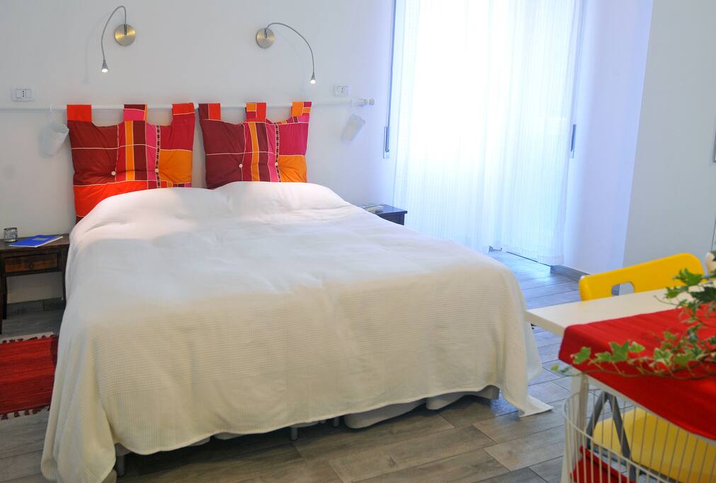 camera da letto con letto matrimoniale