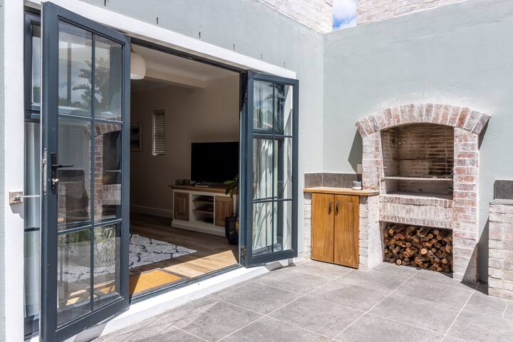 Beautiful Mountain Views close to Winefarms gallery image 4