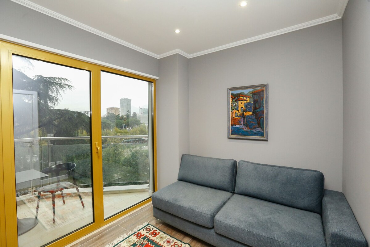 Dhomë ndenjjeje/kuzhinë e vogël