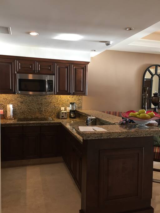 Full kitchen (no oven)