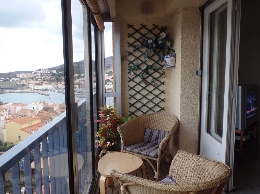 Balcon avec table et fauteuils
