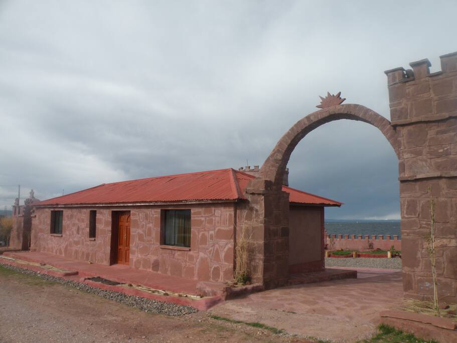 exterior de la casa y la entrada..