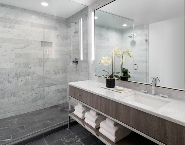 2-Bedroom Premium Suite: Beverly Hills Chic gallery image 4