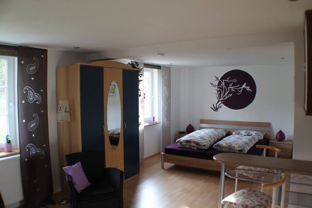 Wohnbereich mit Bett