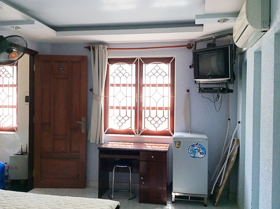 ROOM 3O1 - Room with side window and private bathroom (Normal Double room)