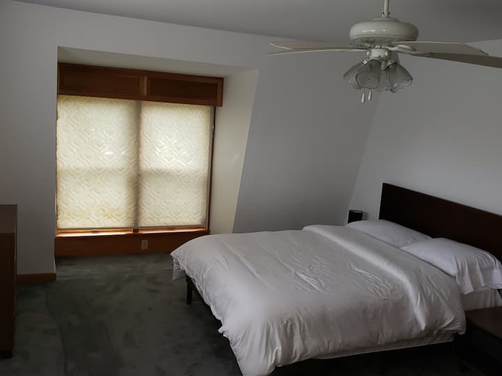 2号卧室配有标准双人床