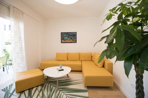 Successful Airbnb property: Charming seaside apartment with garden and pool. in Općina Podstrana