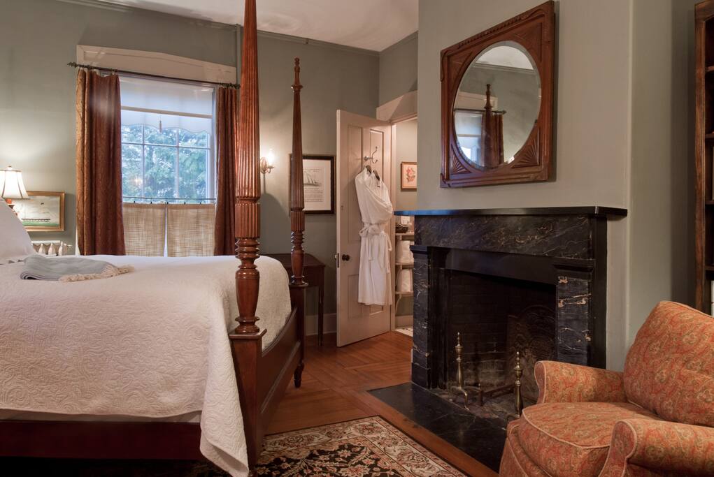 Queen four poster bed