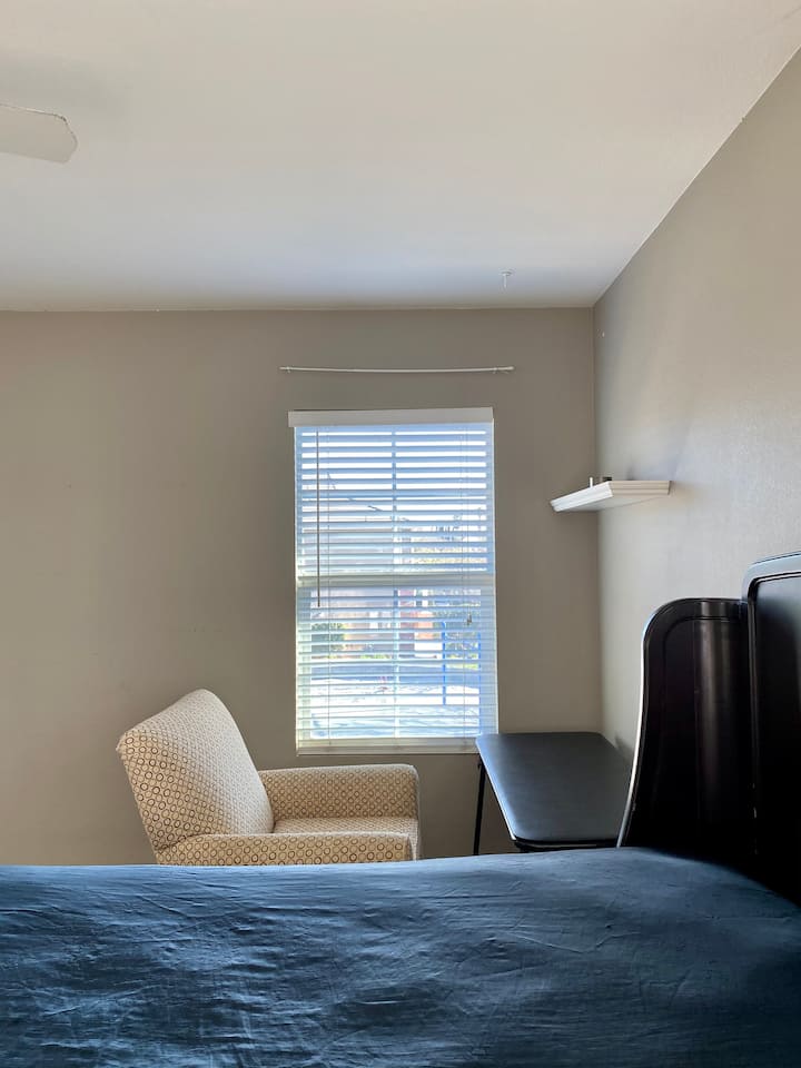 Riverside Gated Community Spacious Private Room - Riverside, CA