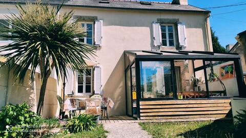 Maisonette, seaside access and shops on foot.