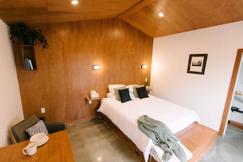 'Little Two' - Luxury Studio by Airport