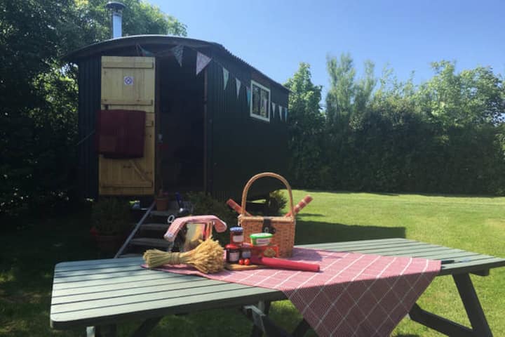 THE BOLT HOLE (SHEPHERDS HUT)