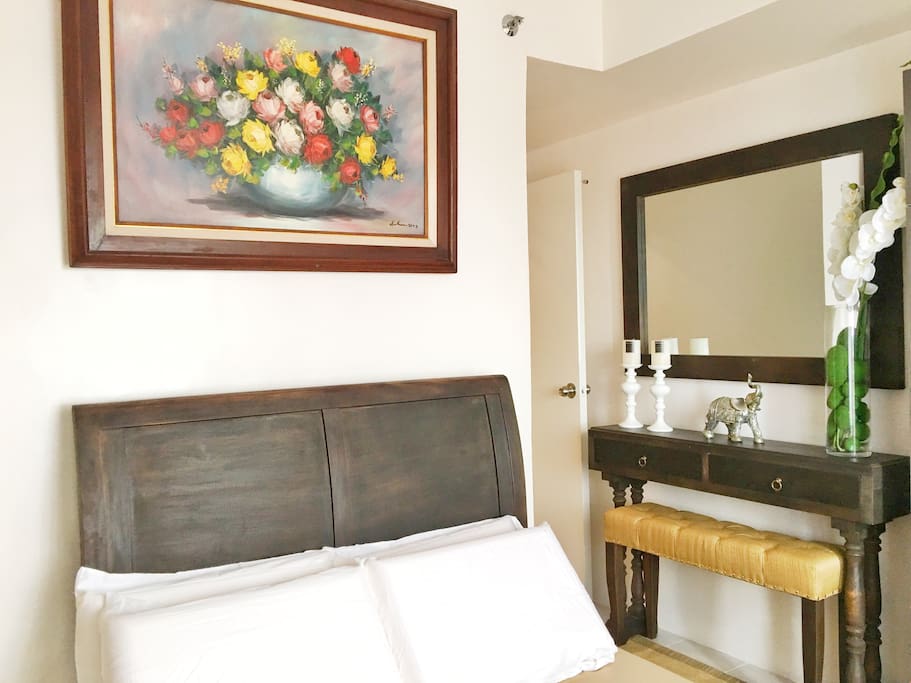 This 1 Bedroom Condo has a twin size bed with single size pullout. The bed is facing the window witht the view