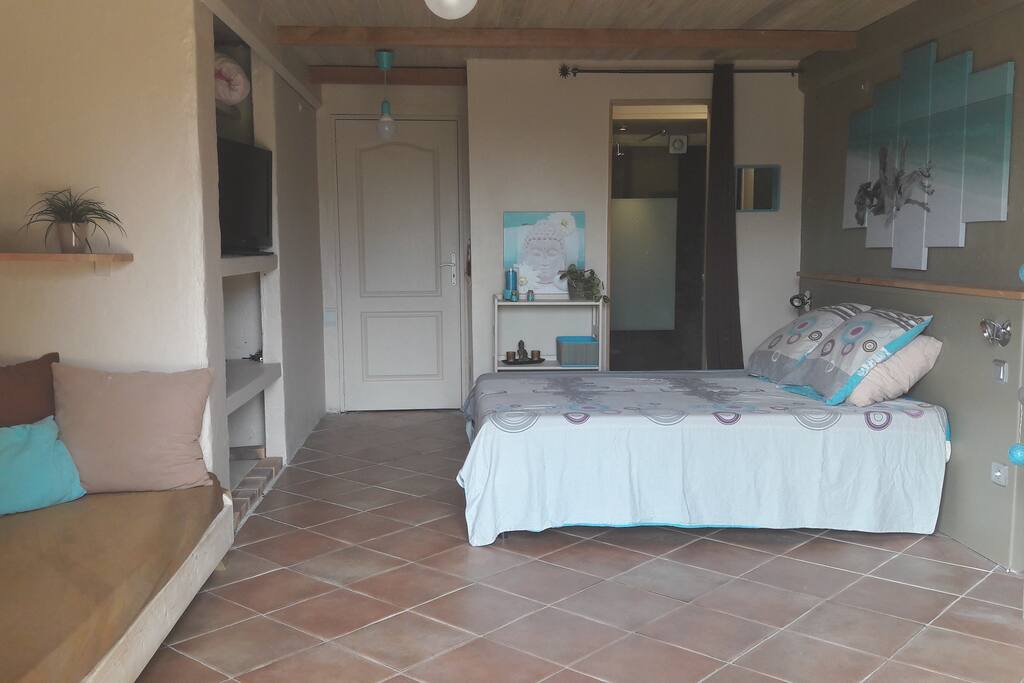 Chambre Blue Lagon donnant sur la piscine.