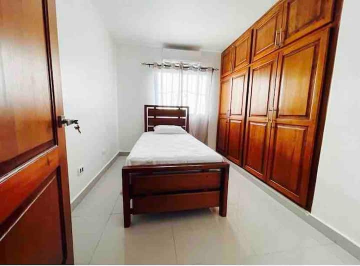 第3间卧室：「温馨」，
配备高品质的床垫和分体式空调。右侧有一个非常大的衣柜。