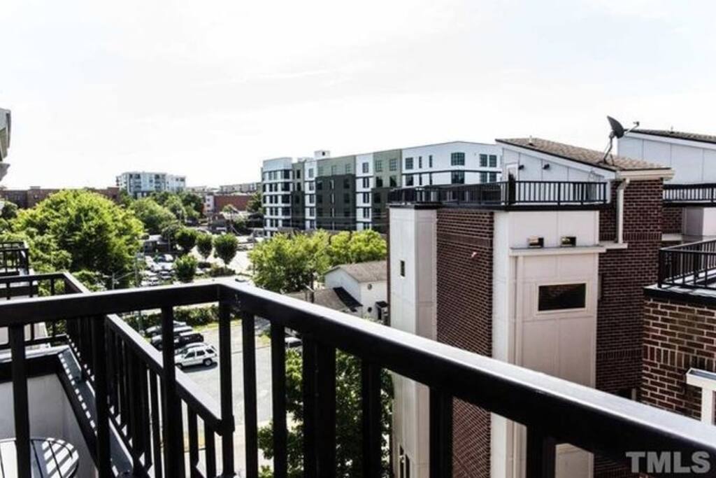 Luxury Condo in Heart of Downtown with Roof Lounge Condominiums for