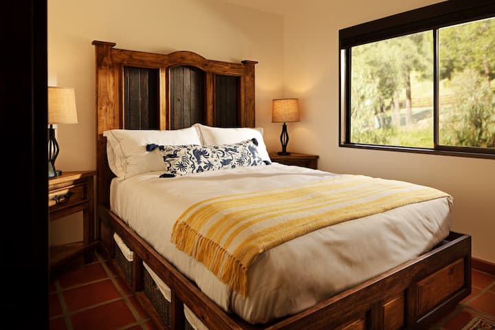 Habitación de invitados con cama queen
