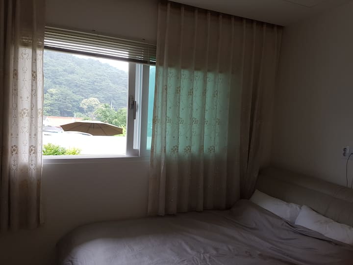 توجد غرفة نوم بحجم كبير في الطابق الأول ومرحاض حمام.