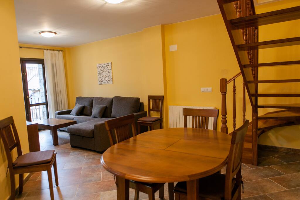 Comedor y salon al fondo