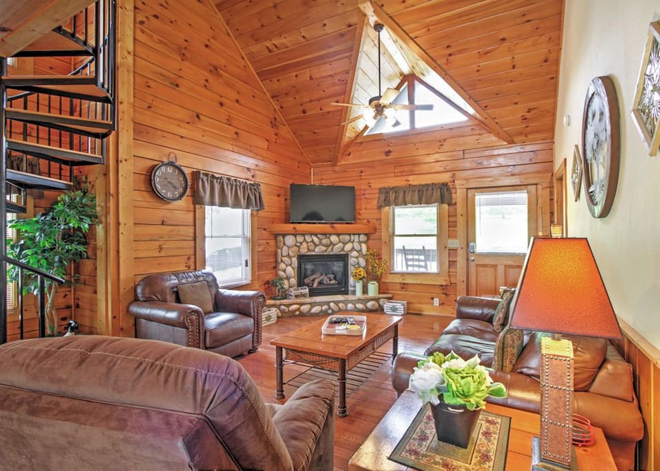 Main Level Living Room w/ Sleeper Sofa