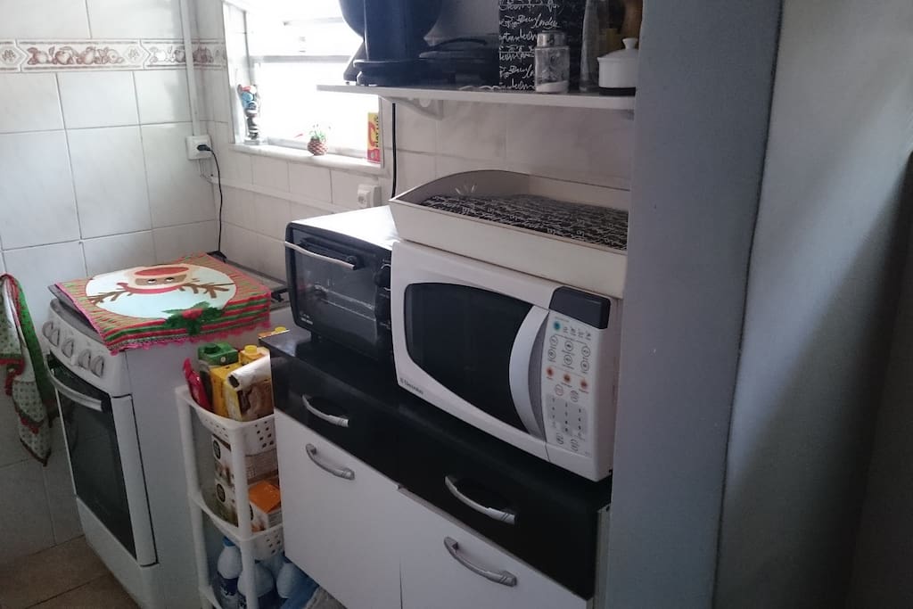 Cozinha completa (fogão, geladeira, forno elétrico, microondas, etc.)