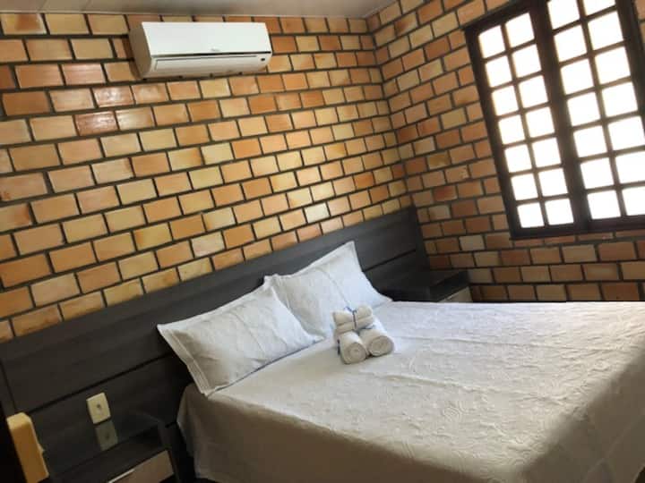 Chambre 2 - Un lit double confortable, SPLT, Wi-Fi gratuit et accès au balcon.