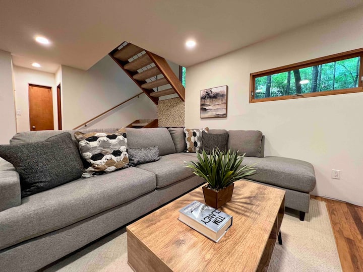 7 Miles To Downtown! Private Treehouse + Woods - Knoxville, TN