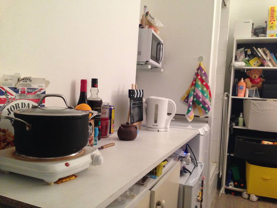 电炉,简单炊具餐具,储物柜,置物架,冰箱,洗衣机,微波炉,浴室