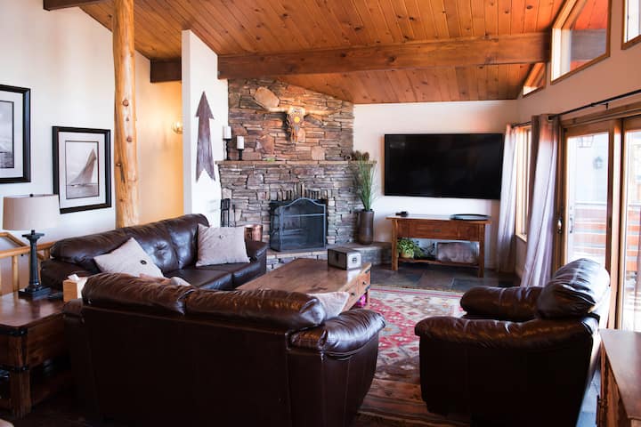 Plan ouvert avec de hauts plafonds, une cheminée à gaz et nouveau pour juin 2018...une télévision 4K 75"avec toutes les chaînes haut de gamme, 180 films sur appleTV et Netflix aussi.  Beaucoup d'espace pour toute la famille !