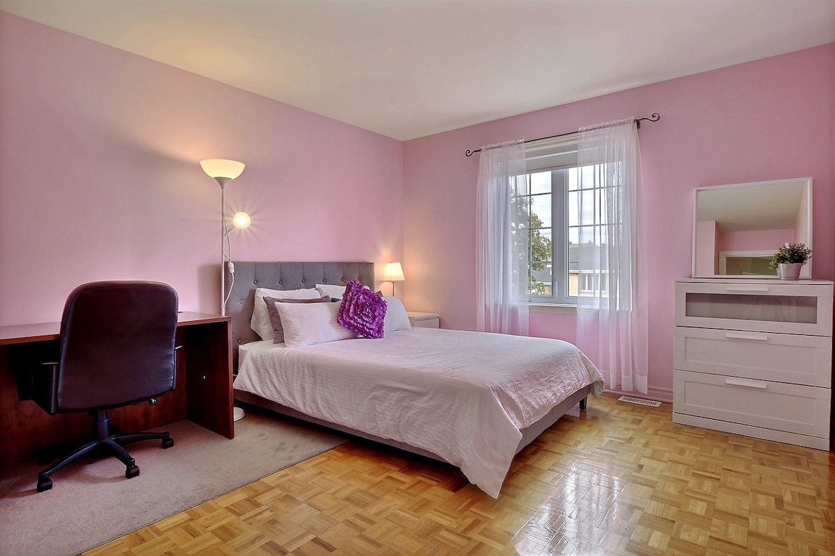 חדר יפה עם שולחן כתיבה למחשב 