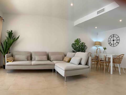 Anuncio de Airbnb popular: Townhouse with a garden, garage, and swimming pool. en Conil De La Frontera