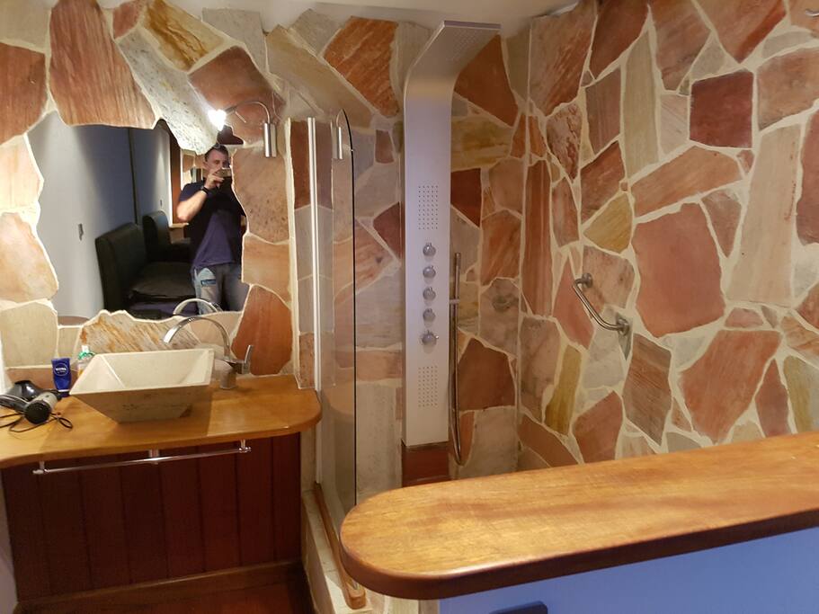 Douche massante en pierre