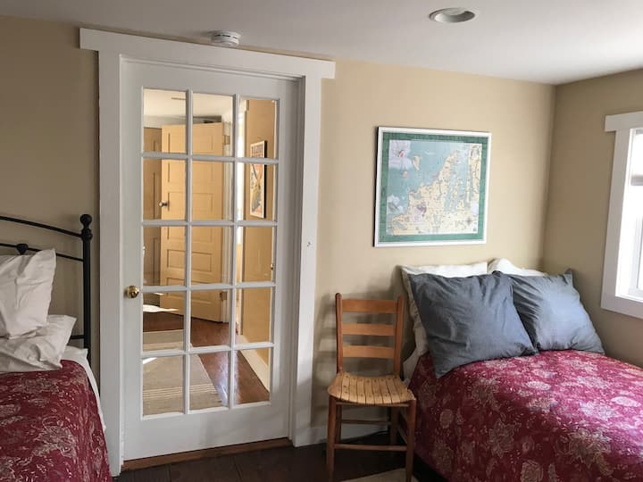 בזמן שאתם כותבים בסטודיו עד שעות הלילה המאוחרות, החבר שלכם ישן עם דלת סגורה.  (יש להתקין את העיוור על הדלת בחודשים הקרובים.)