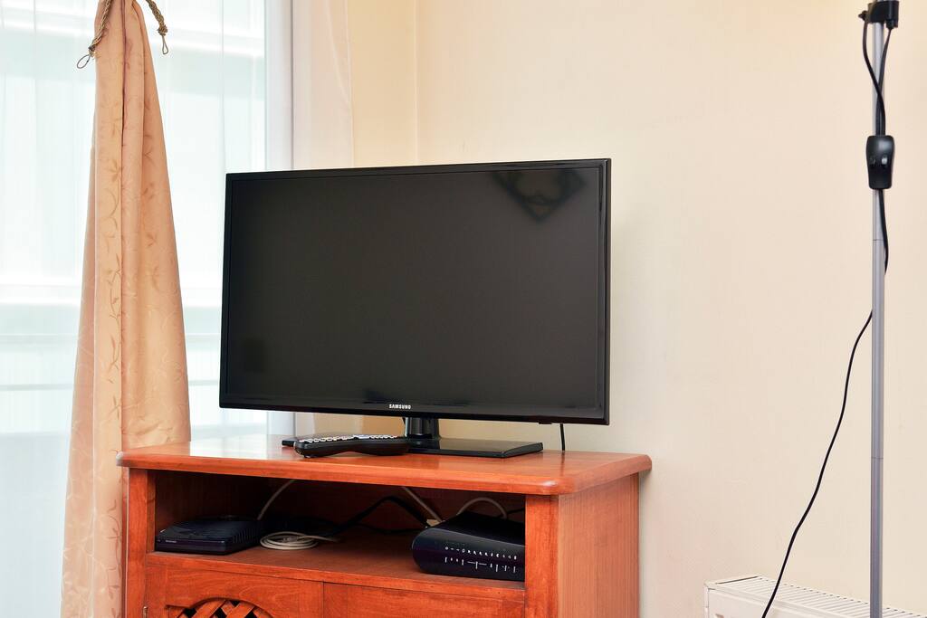 Televisor pantalla plana con TV por Cable