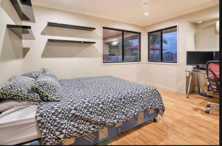 Მეორე საძინებელი - იხედება სამხრეთით და დასავლეთით აუზისკენ