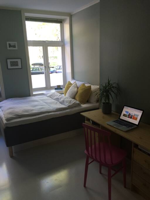 Cosy and peacefull room with a double bed and desk