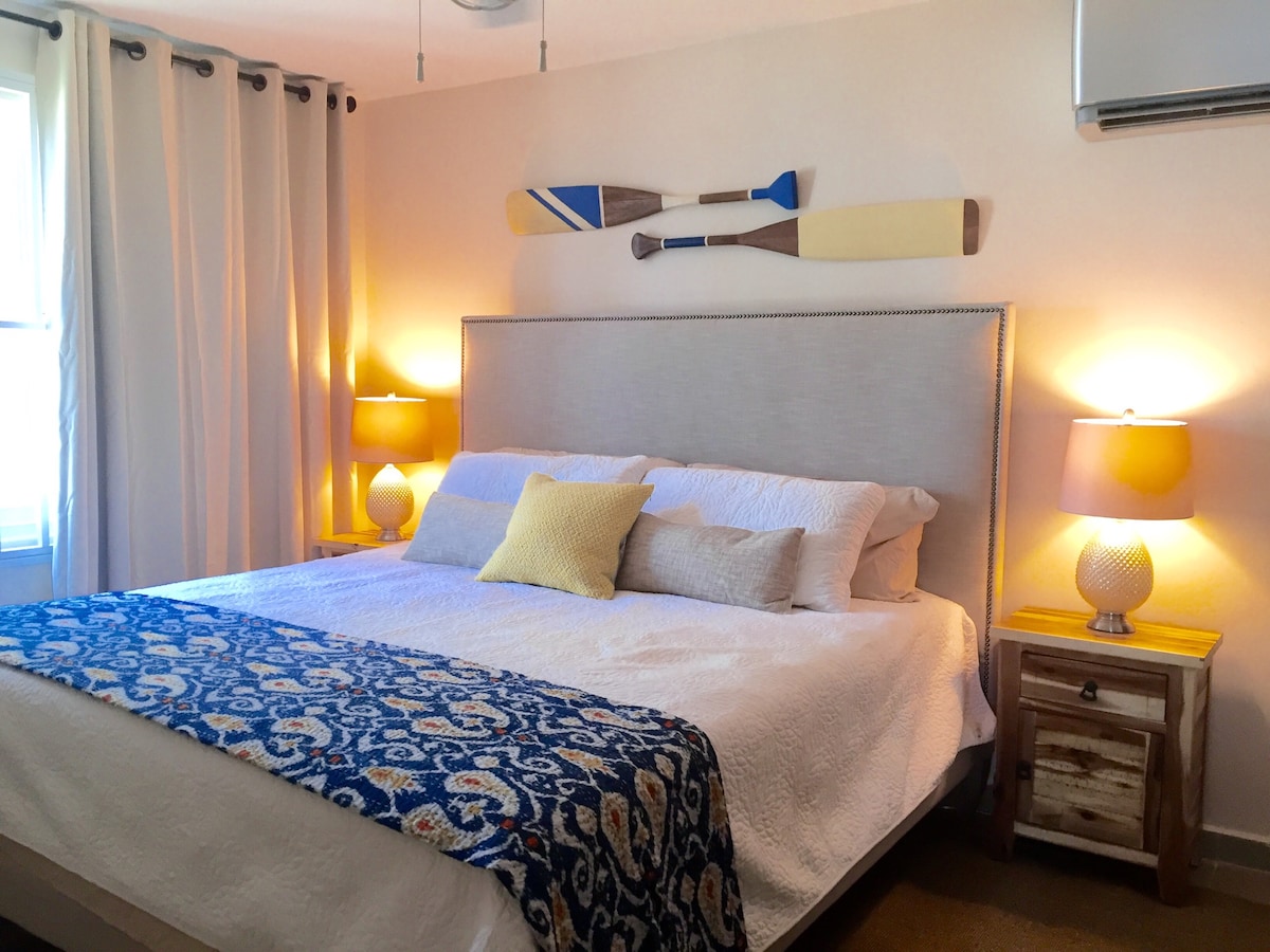 Chumba cha kulala cha Master na tv, ac na feni ya dari 