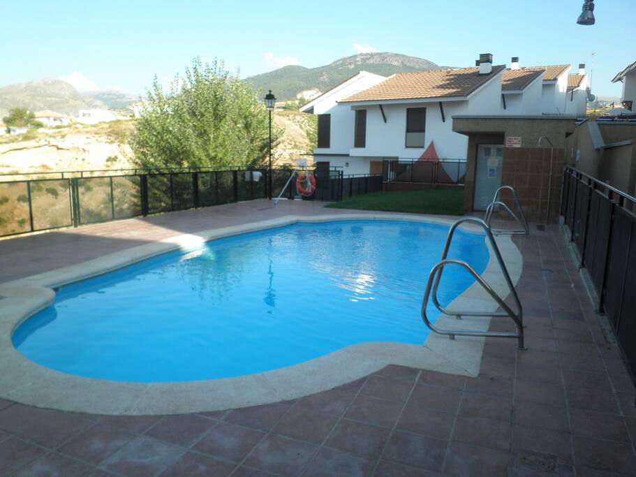 Piscina Comunitaria con vistas a la montaña, aseo y césped natural. Acceso directo desde el patio de la casa