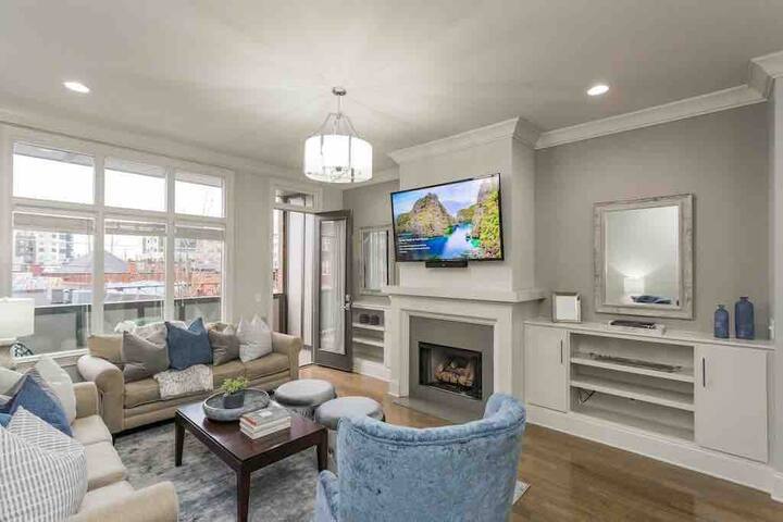 The City House – 1 mile to Broadway/Sleeps 12! gallery image 4